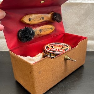 Vintage Kiwi Shoe Shine Compact with 4 Shoe Brushes
