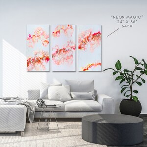 Peut inclure: Un ensemble de trois impressions d'art abstrait avec des teintes roses, orange et jaunes sur un fond blanc. L'ensemble est intitulé "NEON MAGIC" et mesure 61 cm x 91 cm.
