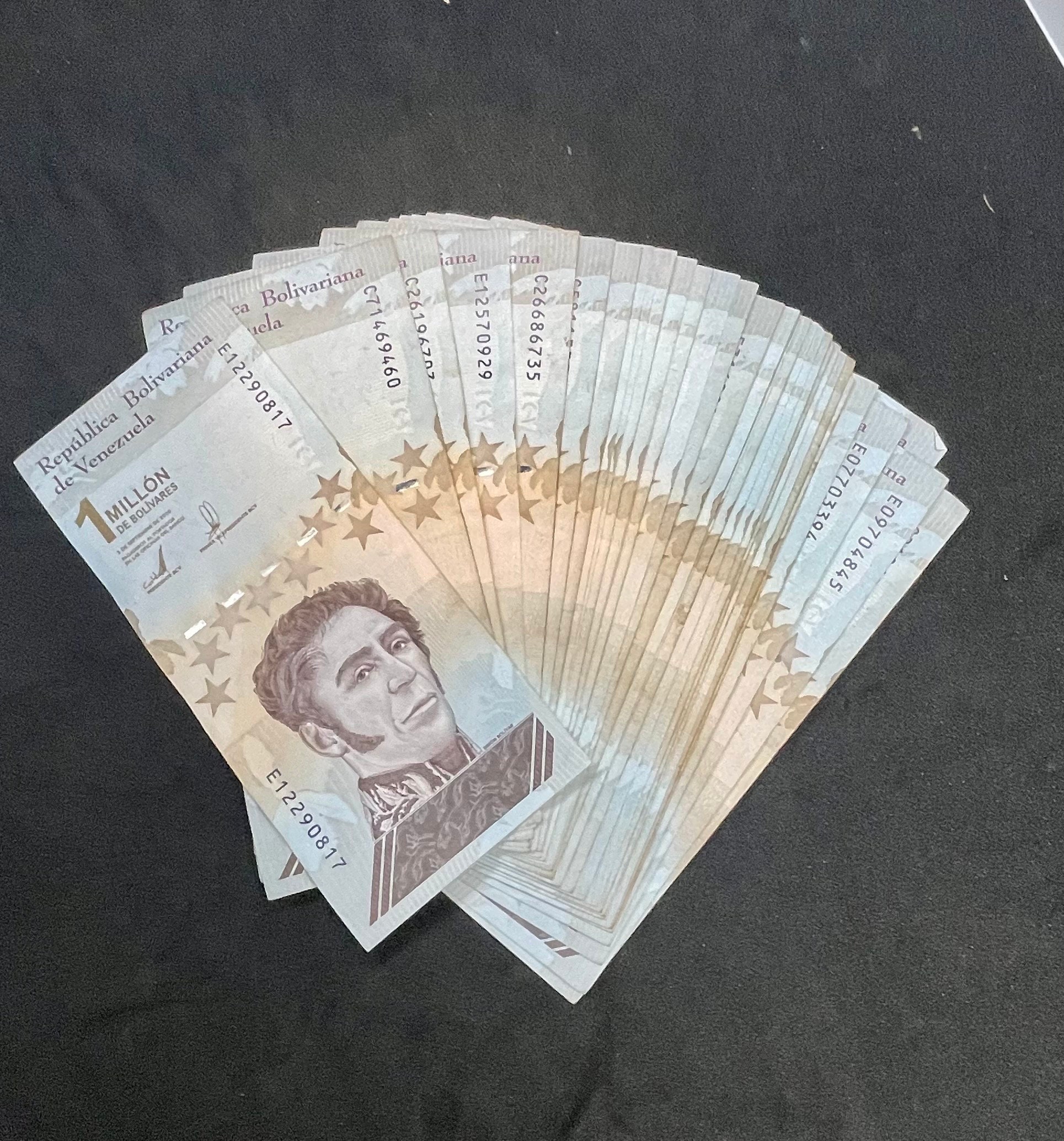 ベネズエラ 100万ボリバル紙幣：2020年 通貨バンドル（100枚