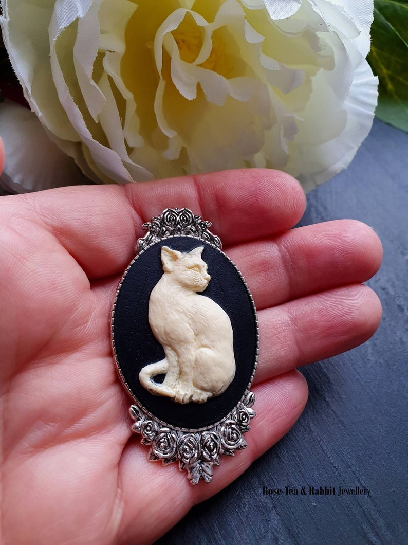 Modern Vintage Style Resin Brooch BlackIvory Tone Large Cameo Cat Brooch 2.32x1.25 inches Antiqued Silvertone Base 5.9cmx3.2cm