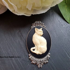 Grote kattenbroche camee - harsbroche - zwart/ivoorkleur - antieke zilverkleurige basis - moderne vintage stijl - 5,9 x 3,2 cm (2,32 x 1,25 inch)