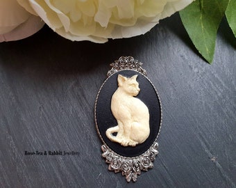 Grande broche chat camée - Broche en résine - Noir/ton ivoire - Base ton argent vieilli - Style vintage moderne - 5,9 cm x 3,2 cm (2,32 x 1,25 pouces)