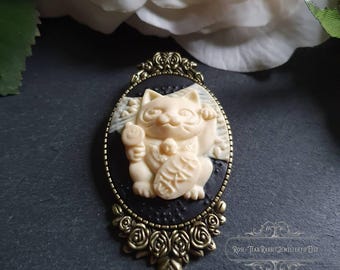 Maneki Neko Brosche: Japanische Glückskatzen Camee, wahlweise mit antikem Grundton (bronzefarben oder silberfarben).