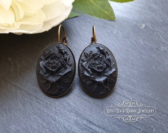 Boucles d'oreilles pendantes camée roses noires, monochrome, 37 x 19 mm (1,45 x 0,74 pouce), base en bronze antique, fond levier, bijoux de deuil victoriens