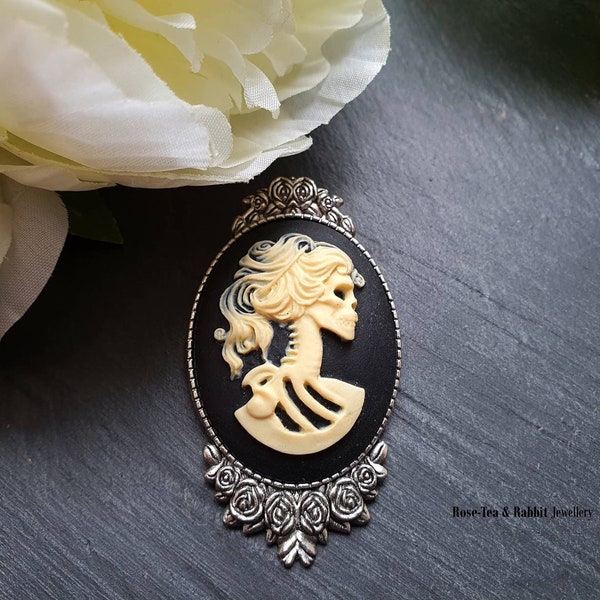 Broche Caméo Skeleton Lady Resin - Ton Ivoire / Fond noir - Design moderne-vintage - 59x32mm (2.32x1.25 pouces) - Joli détail floral