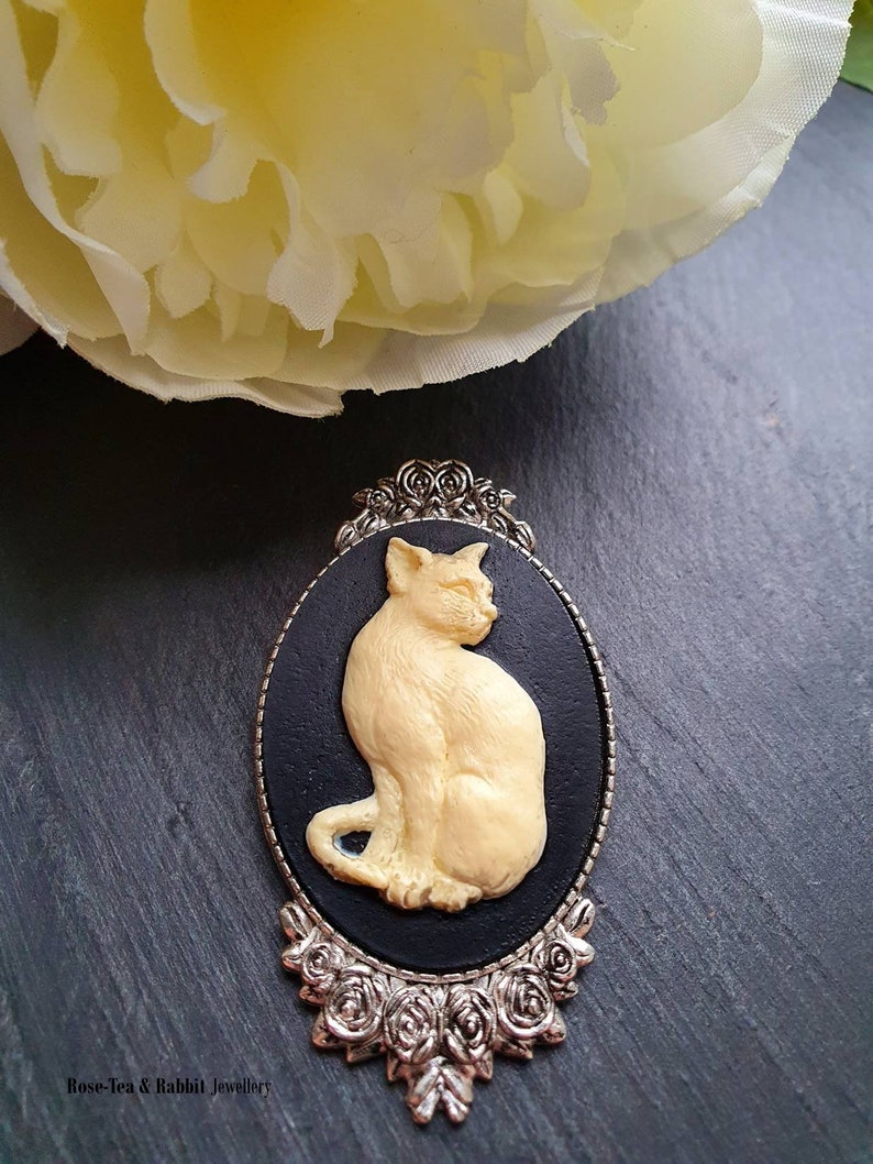 Modern Vintage Style Resin Brooch BlackIvory Tone Large Cameo Cat Brooch 2.32x1.25 inches Antiqued Silvertone Base 5.9cmx3.2cm