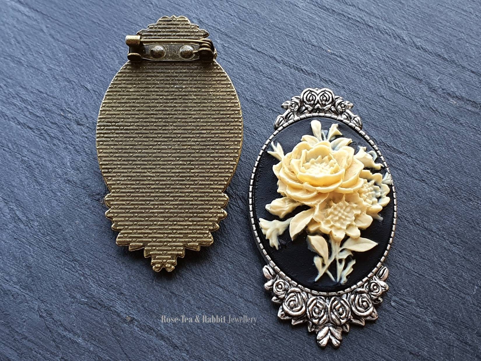 Broche Vintage En Bronze Doré Avec Camée Fleur Sous Résine - État Parfait