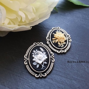 花飾りブローチ/ペンダント - 樹脂カメオ - アンティークシルバートーンベース - 2.5 cm x 2 cm (0.98 x 0.78インチ) - かわいい小さなピンブローチ