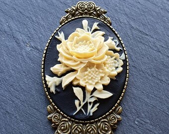 Broche Créateur En Bronze Doré Avec Camée Fleur Sous Résine - Bijou Vintage - Parfait état