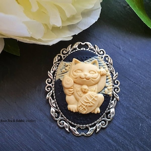 Gato da sorte japonês kawaii | Maneki Neko | Broche grande com alfinete de camafeu | Base envelhecida em tom prateado/dourado ou bronze | 40 x 50 mm/1,57&#39;&#39; x 1,96&#39;&#39;