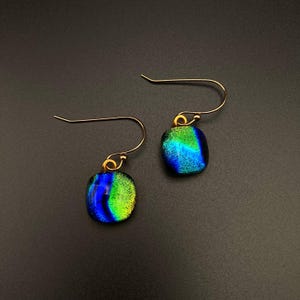 Brincos de vidro dicróico azul-esverdeado dourado - Brincos de gota perfurados - Fio de orelha banhado a ouro - Vidro fundido quadrado - por 3D Glass Designs