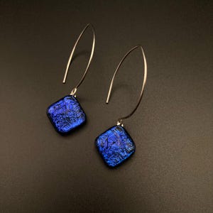 Brincos de vidro dicróico azul - Brincos de gota perfurados - Fio de orelha longo banhado a prata - Vidro fundido em formato de diamante - por 3D Glass Designs