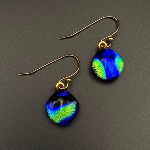Brincos de vidro dicróico azul-esverdeado dourado - Brincos de gota perfurados - Fio de orelha banhado a ouro - Vidro fundido em formato de diamante - por 3D Glass Designs