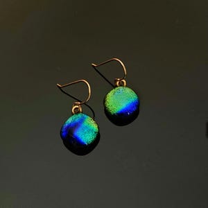 Brincos de vidro dicróico azul-esverdeado dourado - Brincos de gota perfurados - Fio de orelha banhado a ouro - Vidro fundido em formato de diamante - por 3D Glass Designs