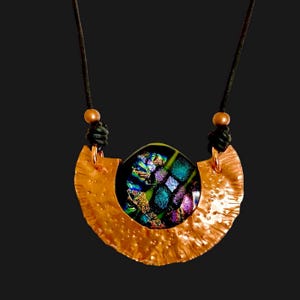 Collar con colgante de vidrio dicroico de cobre - Collar ajustable de vidrio fundido multicolor - Hecho a mano - Diseño único personalizado - Joyería unisex