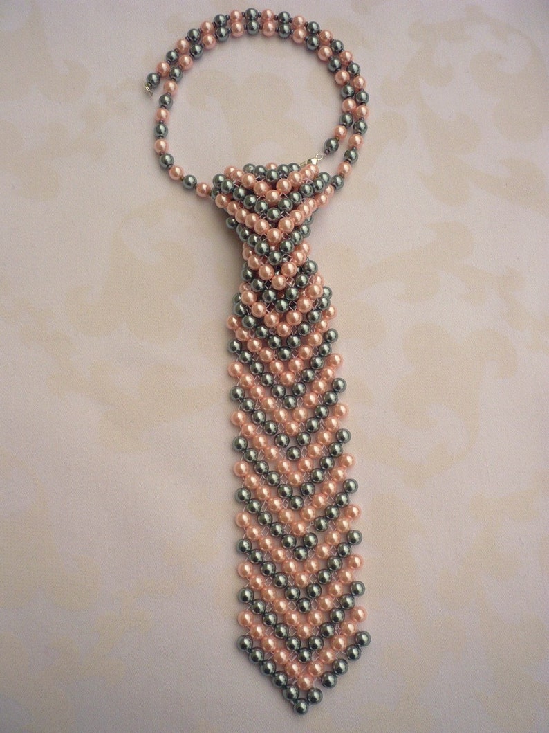 Галстук из бусин мастер класс. Галстук из бусин мастер класс. Галстук из бусин мастер класс. Колье галстук из бисера. Галстук из бусин мастер класс.