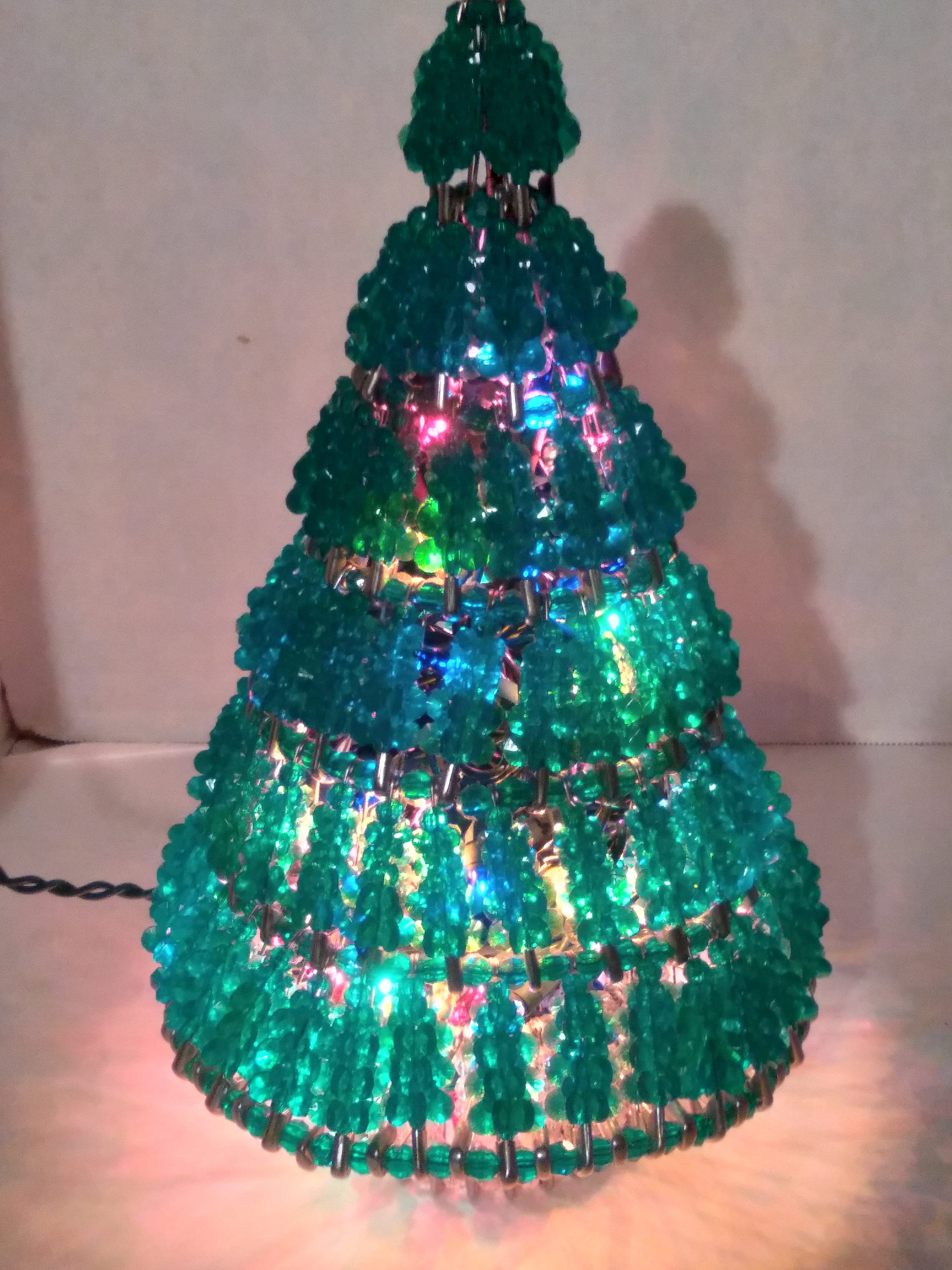 Épingle de sécurité Vert Starburst Perlé Arbre de Noël, Arbre de Noël  éclairé sur table, Lumières multicolores -  France