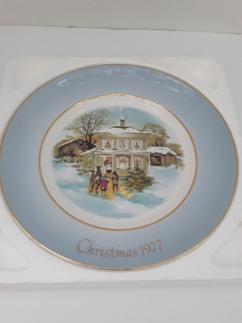 1977 AVON Christmas Plate Carollers in the Snow Collectible Plate Wedgewood made in England Fifth Edition