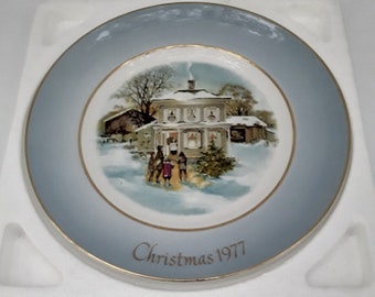 1977 AVON Christmas Plate "Carollers in the Snow", Fifth Edition, Wedgewood made in England- Collectible Plate