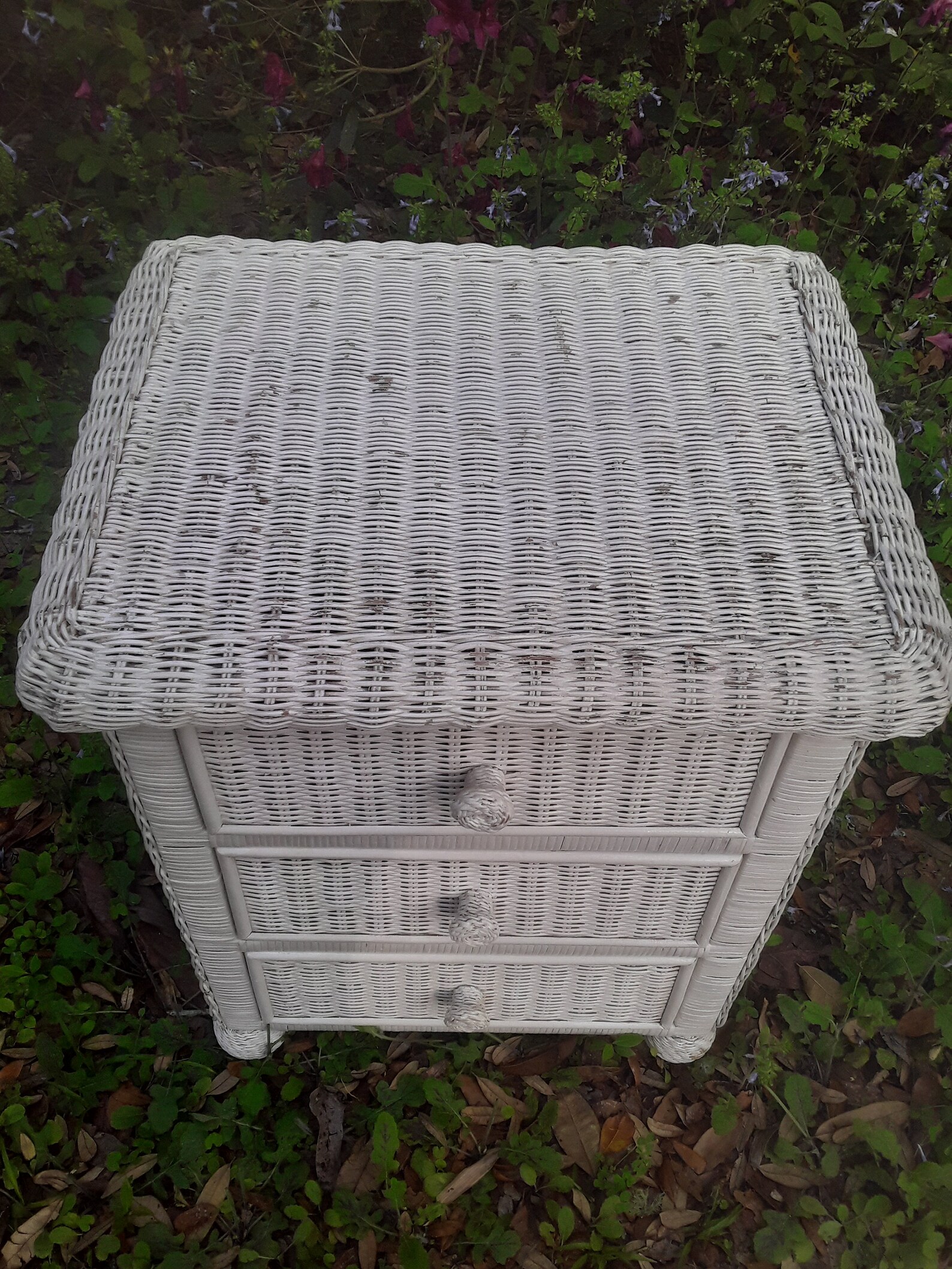 Vintage White Wicker Night Stand/Dresser with Ball Feet Etsy.de