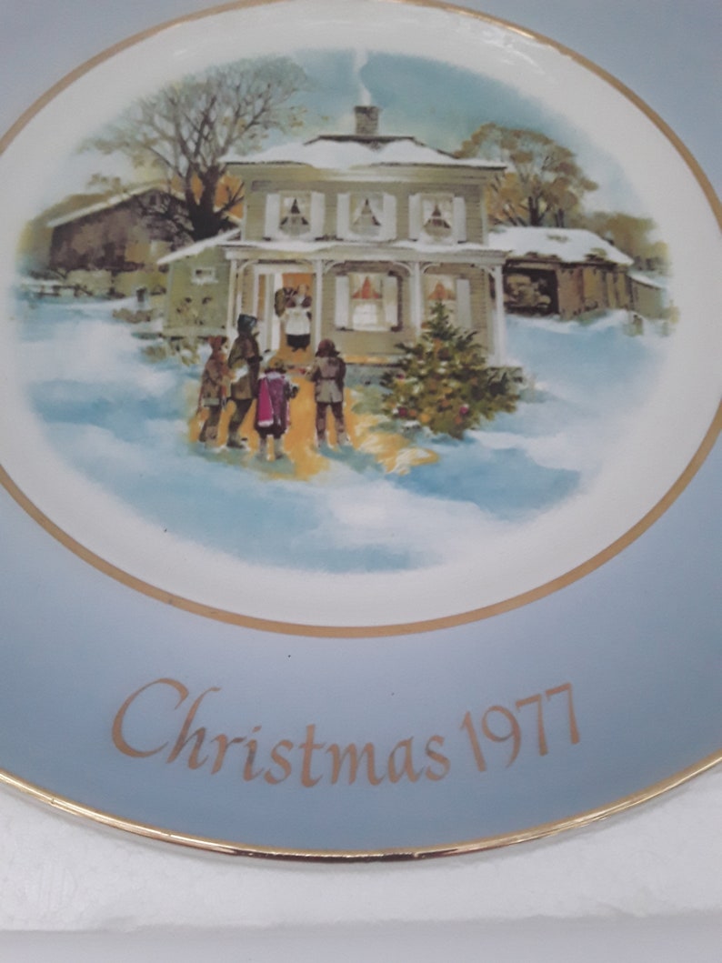 1977 AVON Christmas Plate Carollers in the Snow Collectible Plate Wedgewood made in England Fifth Edition