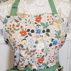 Delantal de mujer, delantal hecho con tela Rifle Paper Co, delantal floral, tela de campos de fresas, cocina de cabaña, delantal de damas
