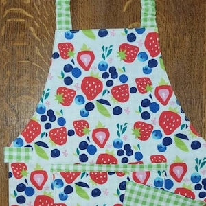 Toddler Apron, Boys Apron, Girls Apron, Strawberries, Blueberries, Montessori Apron, Reversible Apron, Kid&#39;s Apron, Gift for Kids, Cooking
