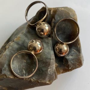 Klassieke balring. Sterlingzilver 925 gestempeld.  Grote bal 13 mm. Maat: VK, M/N/P.