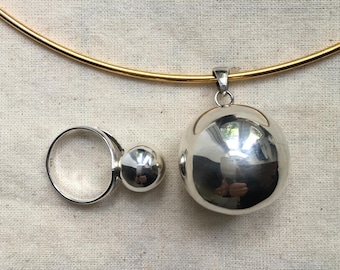 Conjunto de collar y anillo llamador de ángeles en plata de ley: bola de carillón y aro relleno de oro.