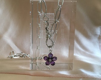 Collier chaîne avec pendentif fleur violette. Collier lourd à maillons longs/courts avec fermoir pour chien Albert. Argent sterling et améthyste