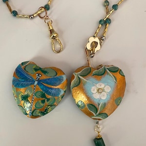 Collier dragon fly peint à la main. Ras de cou bleu or vert.