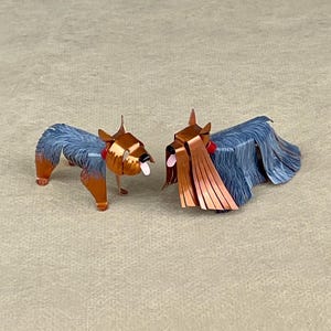 Escultura de Yorkshire Terrier hecha a mano en cobre: arte canino coleccionable