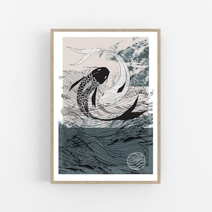Pode incluir: Impressão de arte emoldurada com um design de peixes koi em preto e branco em uma composição yin-yang. A obra de arte inclui linhas onduladas e um símbolo de água, em um fundo de tons azul e bege suaves. A impressão está em uma moldura de madeira.