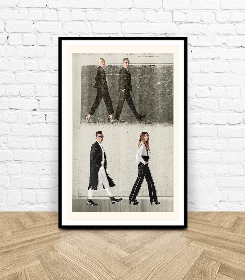 Puede incluir: Una impresi&oacute;n enmarcada que presenta cuatro figuras caminando en fila, vestidas con atuendos en blanco y negro. La impresi&oacute;n est&aacute; en un marco negro y se muestra contra una pared de ladrillos blancos. Las figuras est&aacute;n en una pose similar.