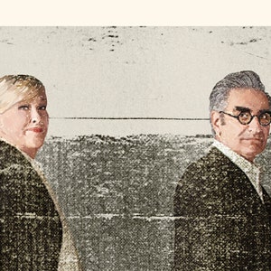 Puede incluir: Ilustraci&oacute;n de dos personas, una mujer con cabello rubio y un hombre con cabello gris y gafas, ambos con chaquetas oscuras. El fondo presenta un paisaje texturizado y neutro con una l&iacute;nea de horizonte.