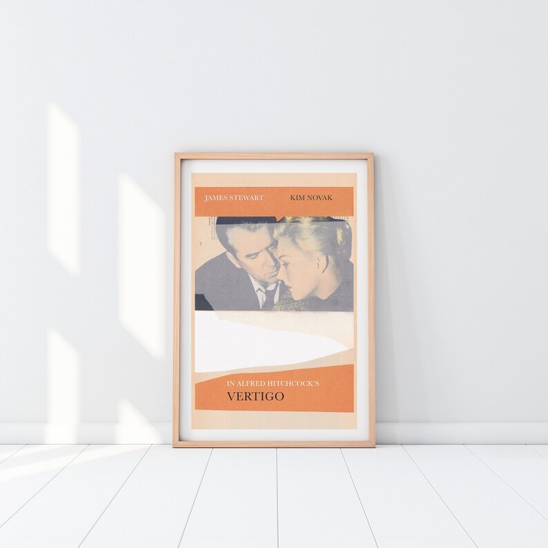 Puede incluir: Un p&oacute;ster enmarcado de la pel&iacute;cula "V&eacute;rtigo" de Alfred Hitchcock, con James Stewart y Kim Novak. El dise&ntilde;o vintage utiliza una combinaci&oacute;n de naranja y blanco. Los actores se muestran en un abrazo rom&aacute;ntico, con el t&iacute;tulo de la pel&iacute;cula en la parte inferior.