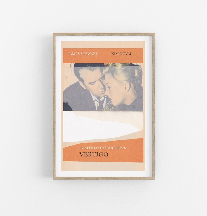 Puede incluir: P&oacute;ster enmarcado con publicidad de la pel&iacute;cula "Vertigo". El p&oacute;ster tiene una combinaci&oacute;n de colores beige y naranja con los actores James Stewart y Kim Novak. El t&iacute;tulo de la pel&iacute;cula se muestra en la parte inferior.