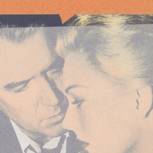 Puede incluir: Un collage de estilo vintage que presenta a un hombre y una mujer en un abrazo cercano, con una paleta de colores suaves y apagados. La imagen est&aacute; superpuesta sobre un fondo de texto impreso, con un borde naranja y azul oscuro.