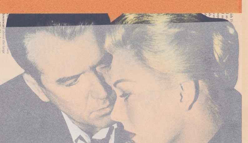 Puede incluir: Un collage de estilo vintage que presenta a un hombre y una mujer en un abrazo cercano, con una paleta de colores suaves y apagados. La imagen est&aacute; superpuesta sobre un fondo de texto impreso, con un borde naranja y azul oscuro.