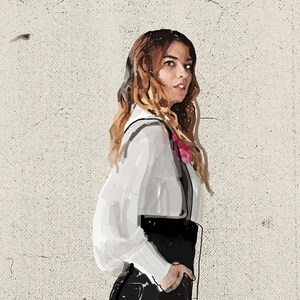 Puede incluir: Ilustraci&oacute;n art&iacute;stica de una persona con una blusa blanca y un mono negro. La persona tiene el pelo largo y ondulado de color marr&oacute;n y mira por encima del hombro. Una flor rosa est&aacute; prendida a la blusa. El fondo es de color blanco roto texturizado.