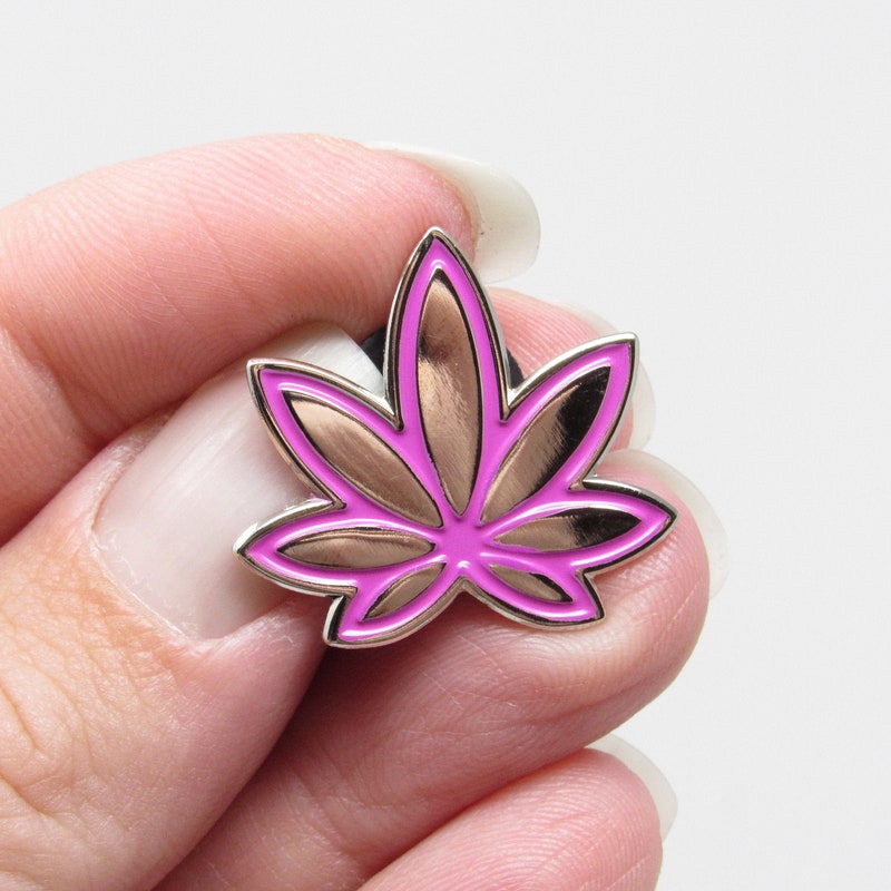 Marijuana Leaf Enamel Pin - Puffing Bird NZ