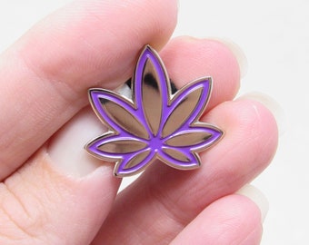 MISFIT/CASI PERFECTO Pin de esmalte de marihuana púrpura / Hoja de olla, Diseño de cannabis, Pin de hierba, 420 Arte