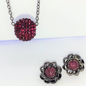 Set di gioielli con melograno. Collana e orecchini con frutta in cristallo e resina di prugna