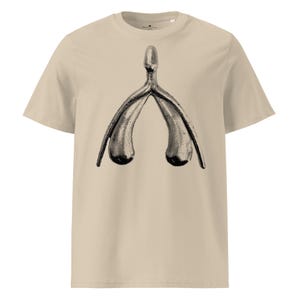 Op de afbeelding: Een rustiek houten bord met de handgeschreven tekst "Welcome". Het bord is wit geschilderd met een verweerde afwerking en heeft een decoratief bloemelement. De achtergrond is een vage afbeelding van een houten oppervlak.