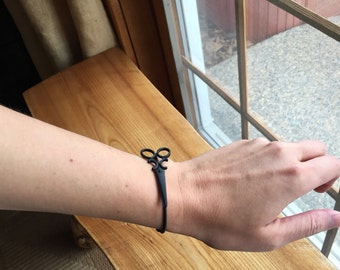 Slender metal scissor bracelet