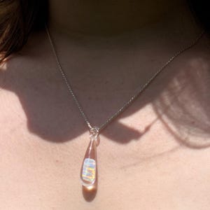 Pendentif capiteux en verre avec opale - Cadeau de 21e anniversaire - Collier avec pendentif en verre soufflé - Pendentif en verre dichroïque