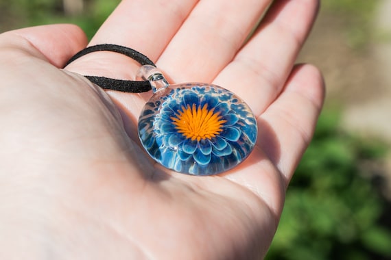 Pendentif Ancien En Verre Soufflé Bleu - Corde De 53 Cm - État Très Bon