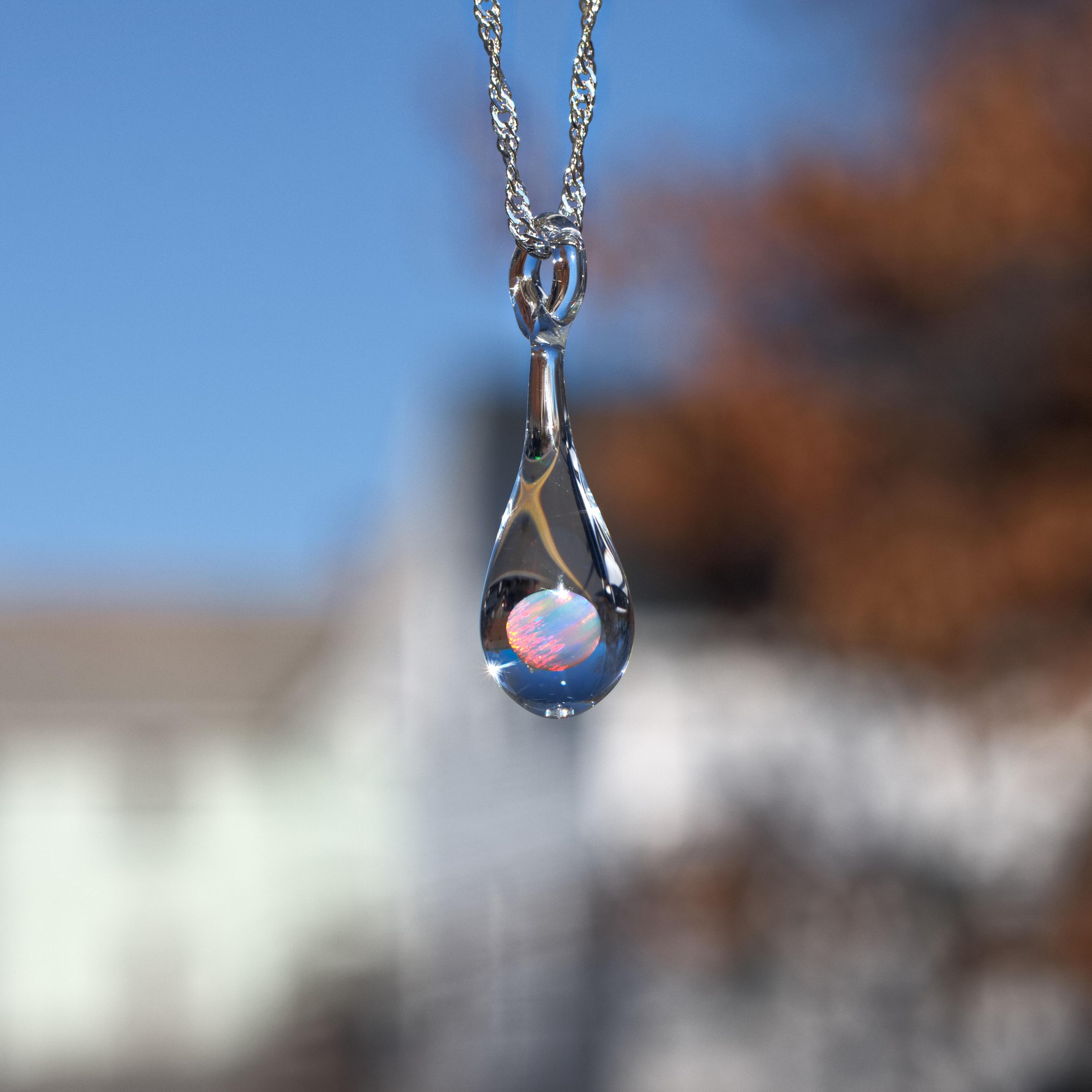 オパール付きティアドロップガラスペンダント - 大学生向け