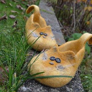 felt slippers cats ,  handmade wool kittens