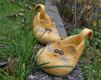 felt slippers cats ,  handmade wool kittens